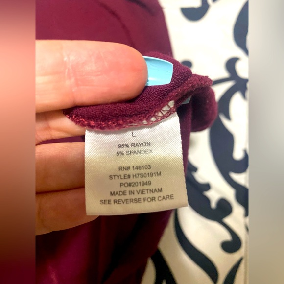 💰2/$10 Womens Maroon Tank Top-size L - Picture 7 of 7